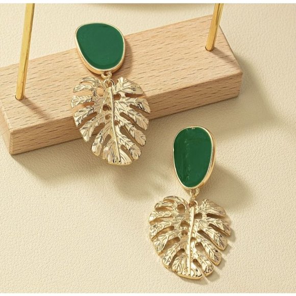 Boho Green Monstera Leaf Shape Drop Earrings NEW - Picture 1 of 5